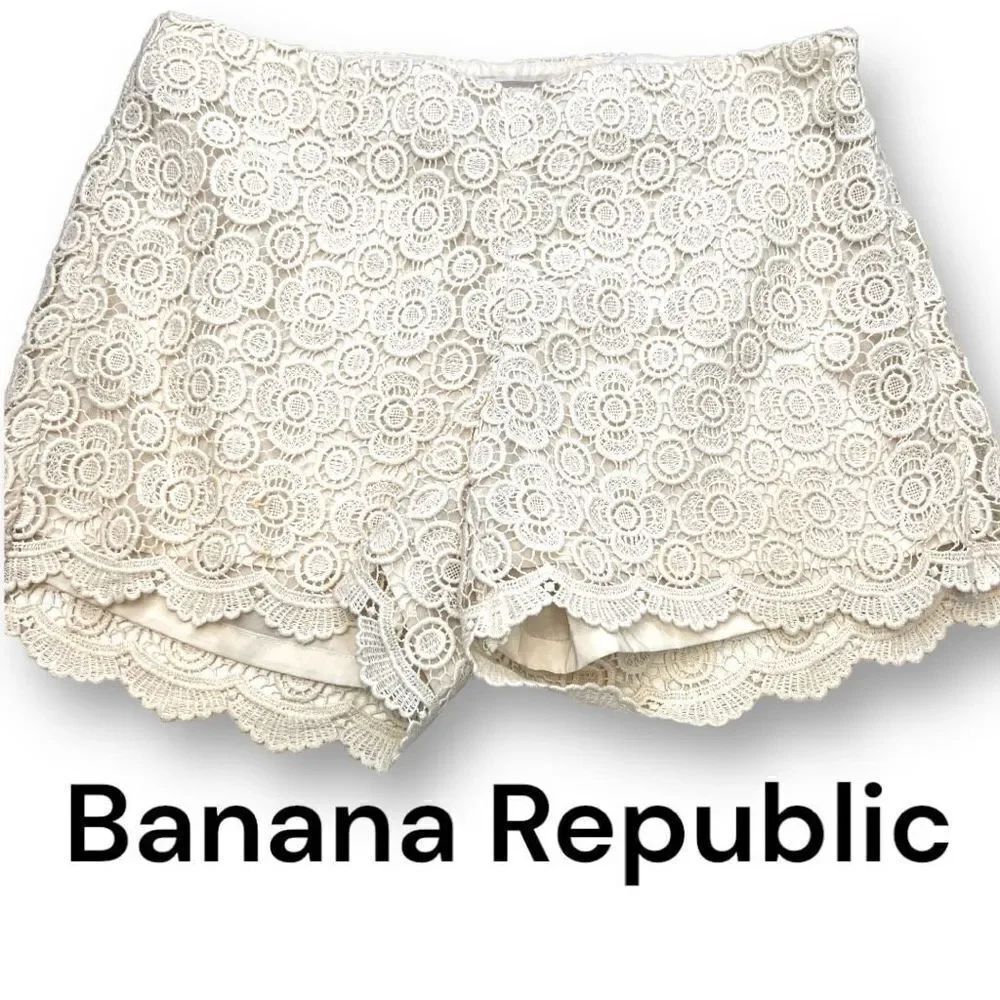 Banana Republic Women's White Floral Lace Shorts Size 0